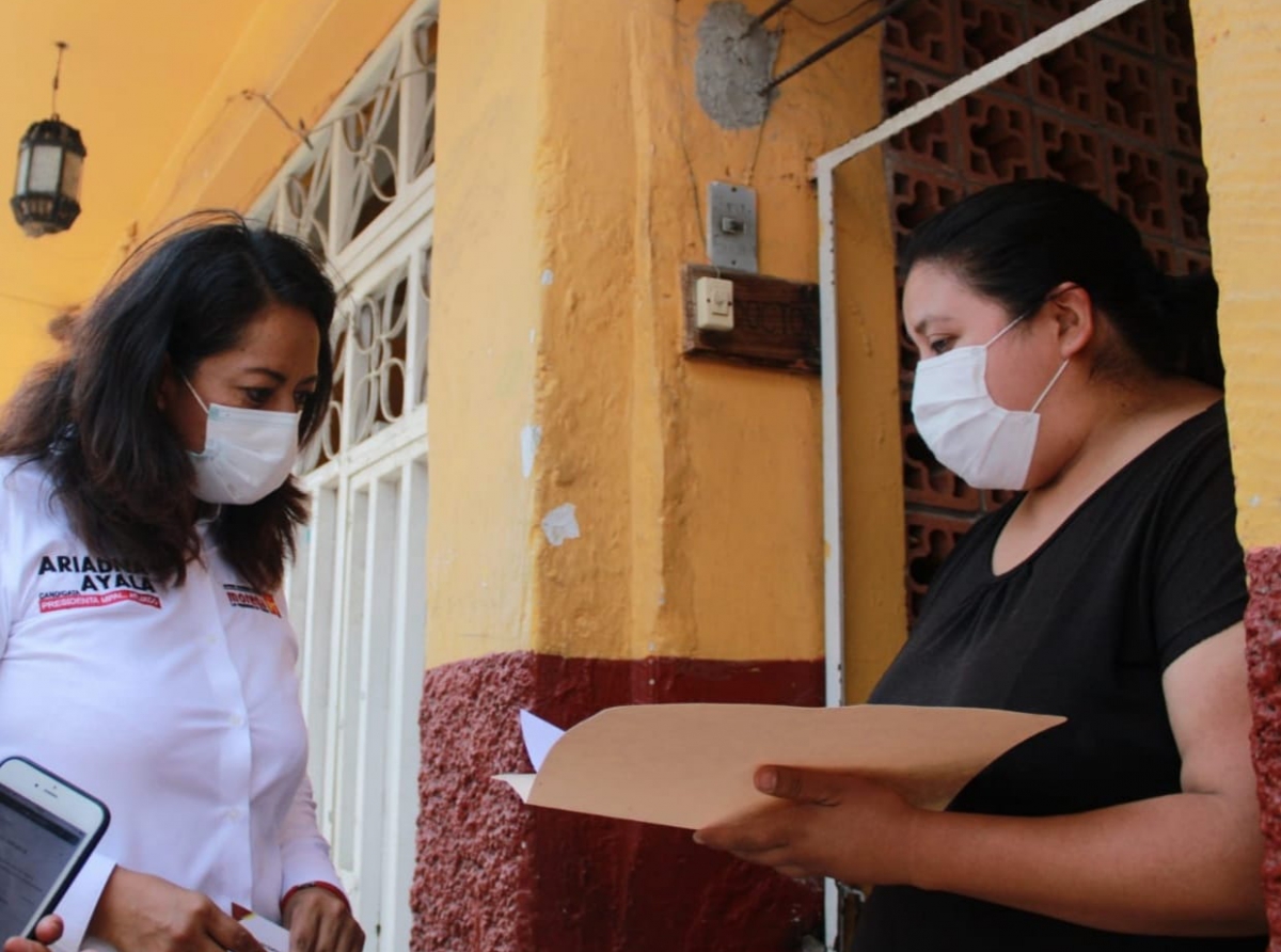 Ariadna Ayala, recibe peticiones de la ciudadanía en sus recorridos por las colonias